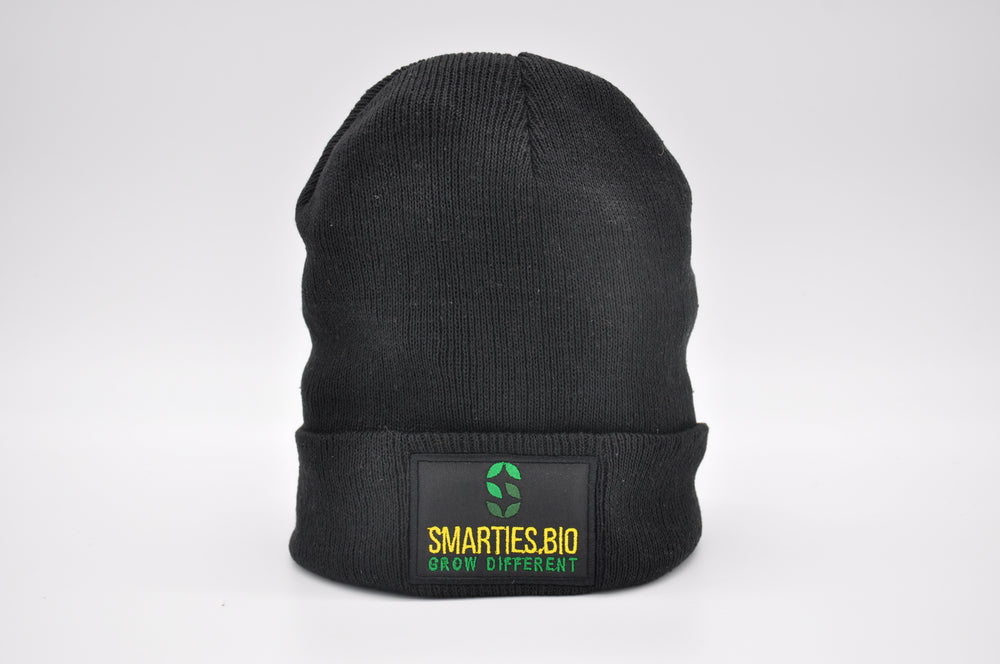 Beanie “Smarties.bio – Grow Different” | Smarties.bio