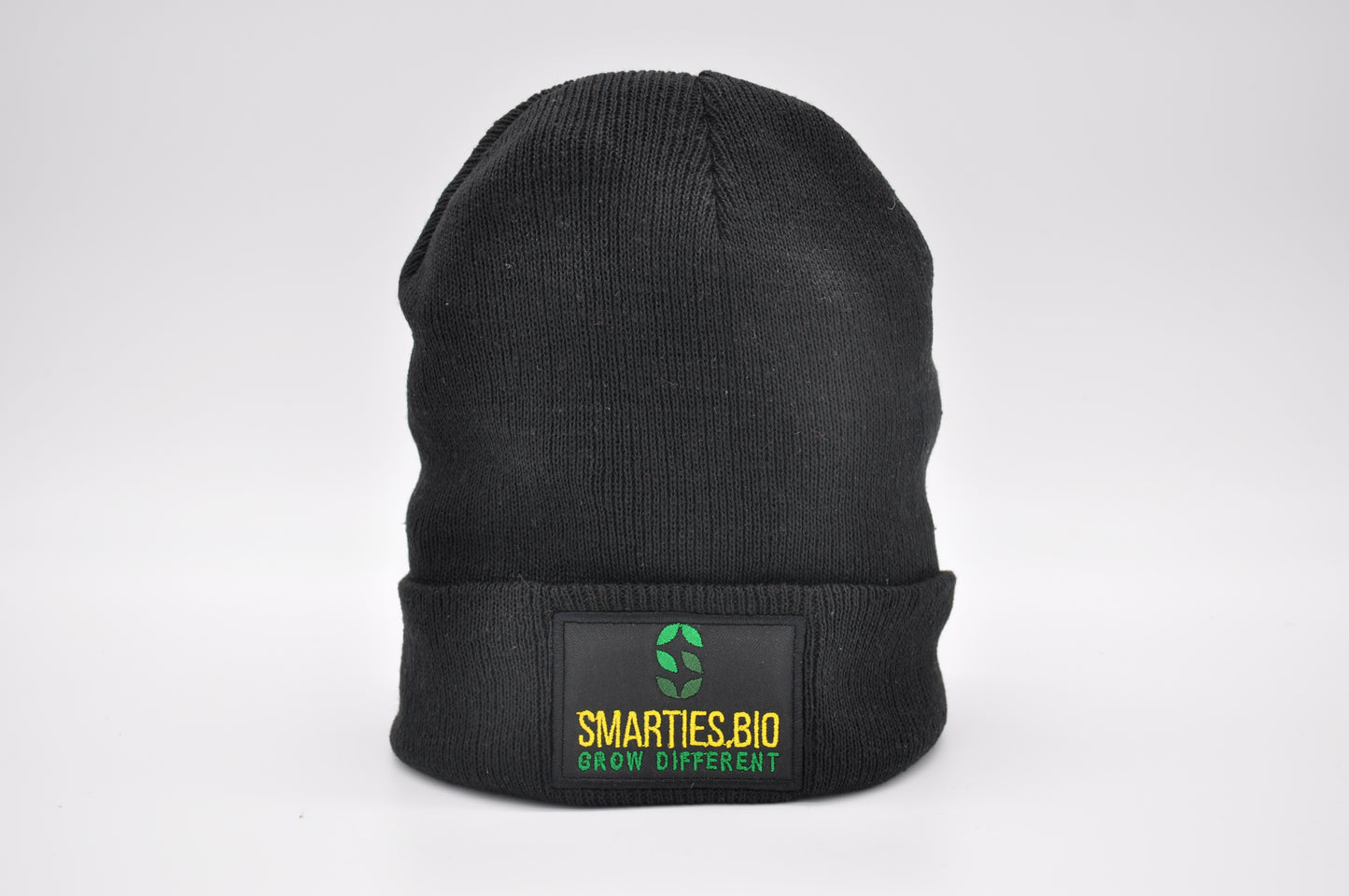 Beanie “Smarties.bio – Grow Different” | Smarties.bio